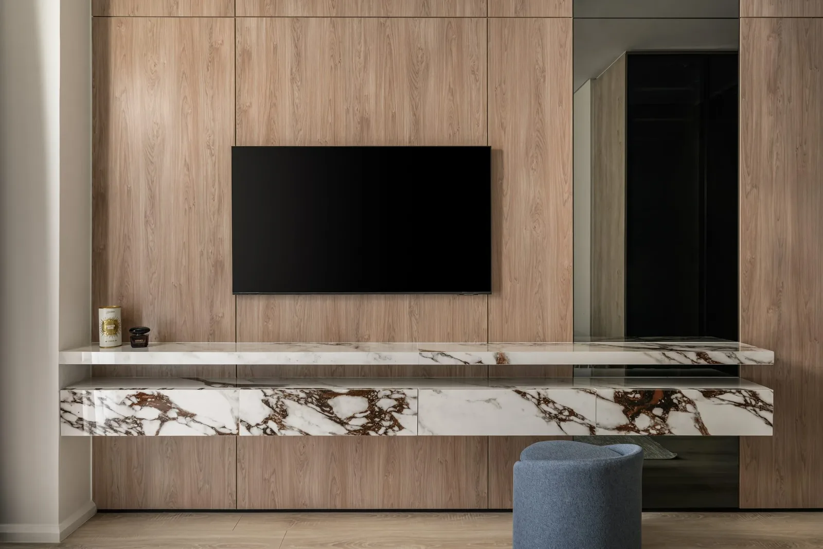JW Marriott Residences — Bedroom media wall in oak and veined marble