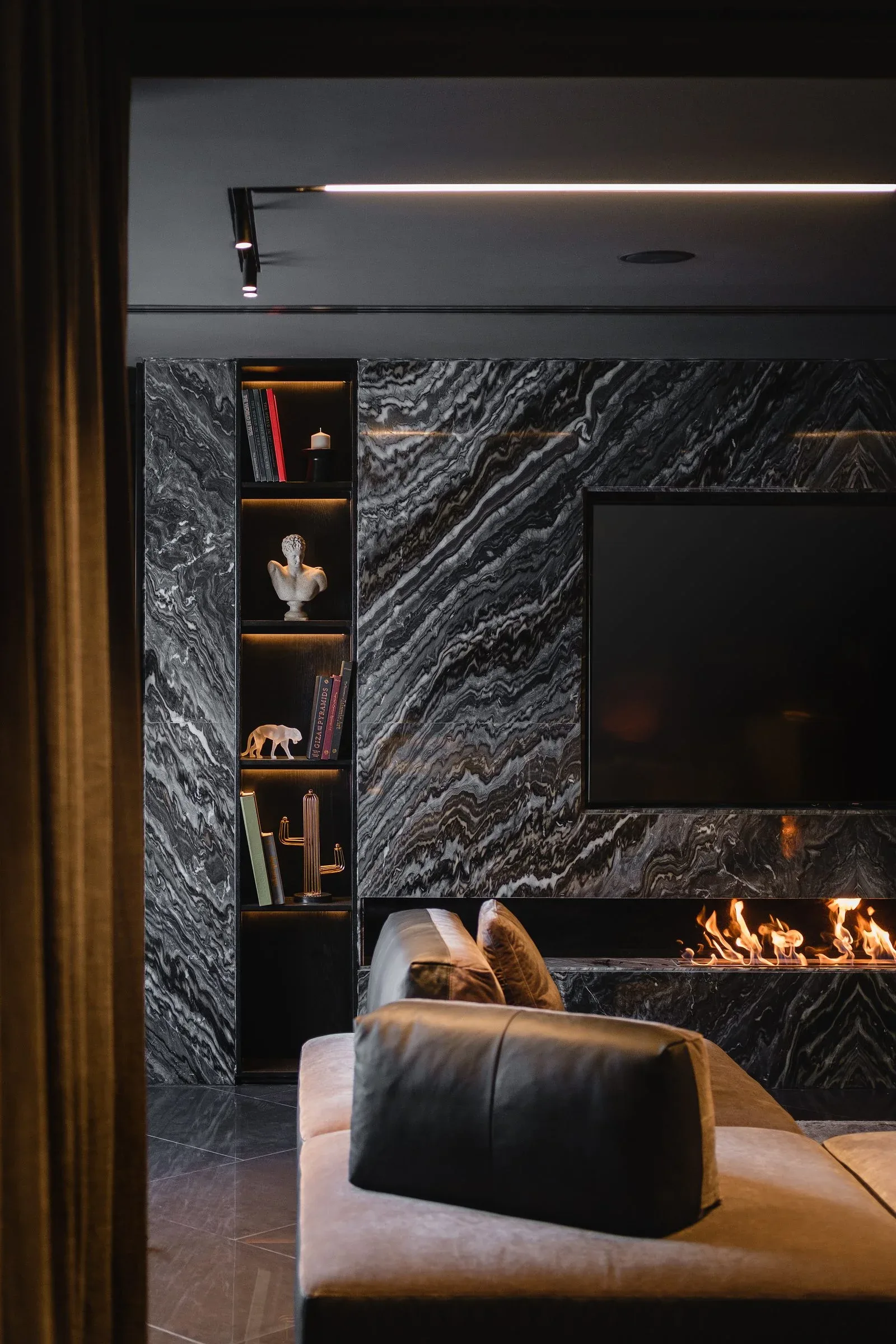 La Feuille Blanche — Lounge with fireplace and book-matched black marble