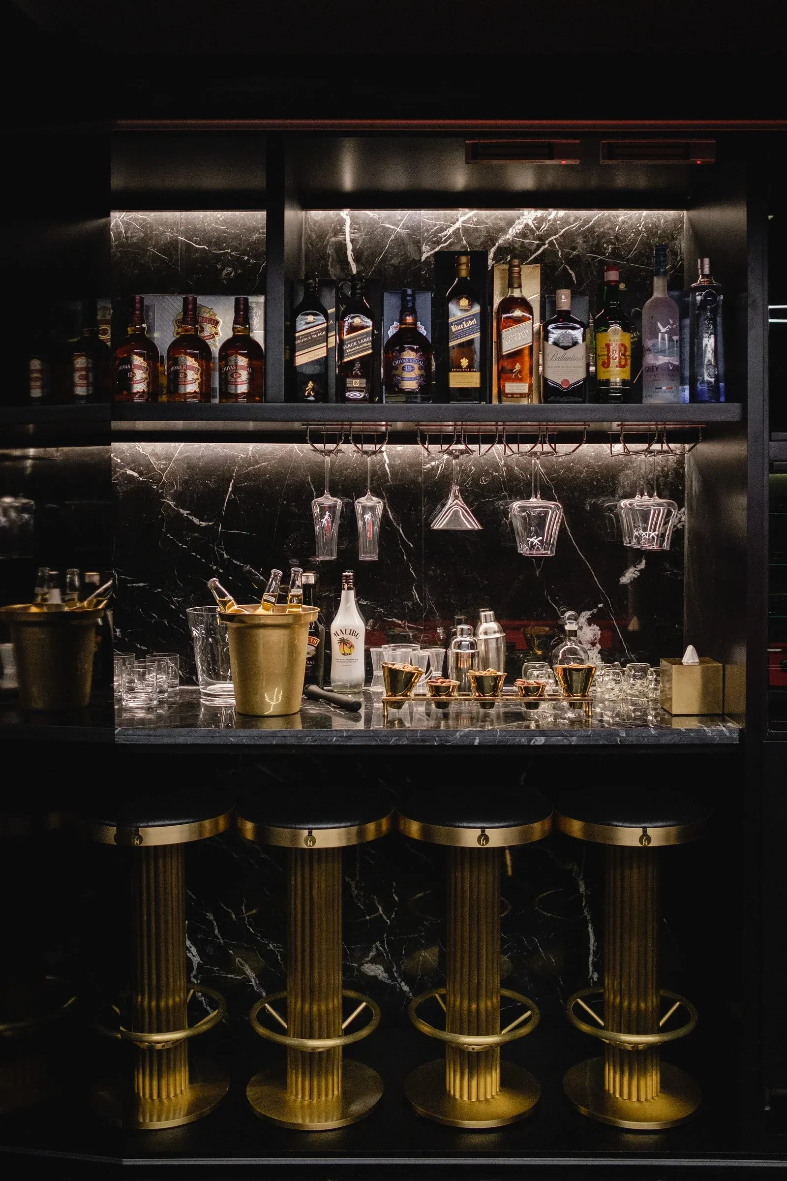 La Feuille Blanche — Bar shelving in black marble and brass