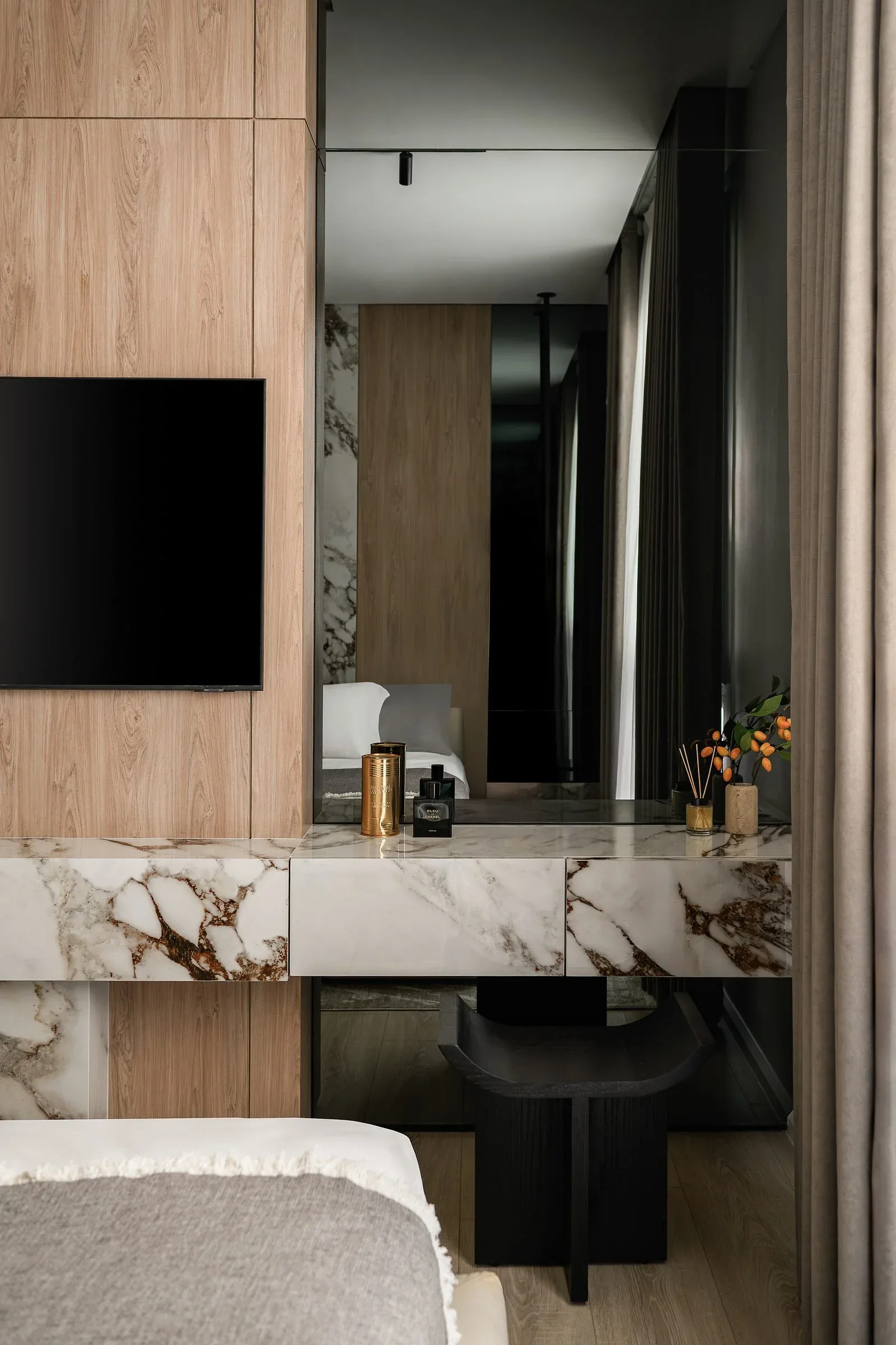 JW Marriott Residences — Vanity in veined marble