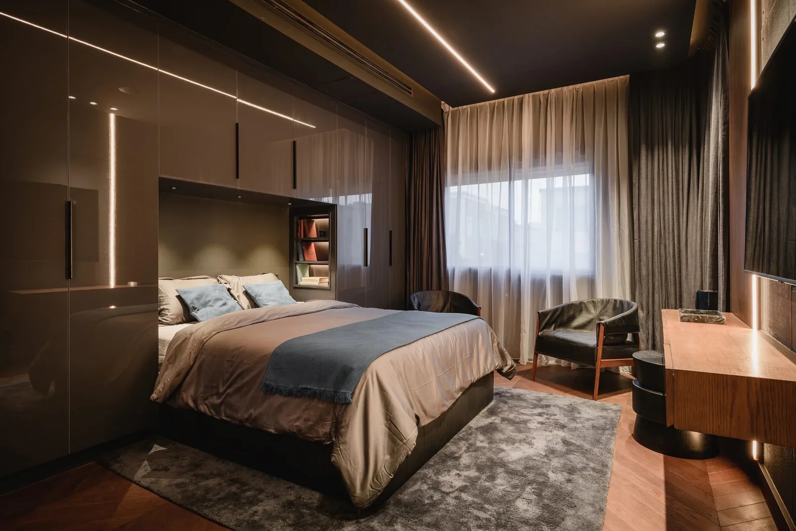 La Feuille Blanche — Bedroom in deep grey with walnut and leather