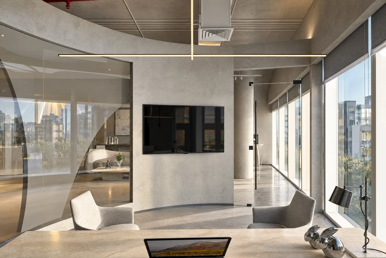 Lure Galarie — Meeting room with screen and city views